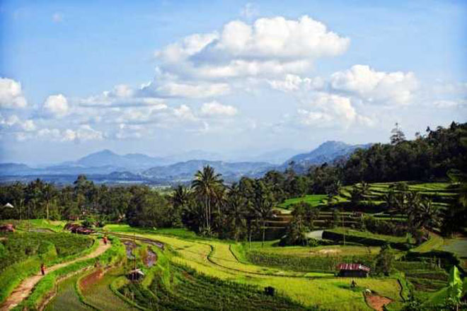 Panorama Tabek Patah memiliki pemandangan sangat indah dengan hawa dingin dan sering berkabut. Panorama ini terletak di pinggang gunung berapi antara kota Bukittinggi dan Batusangkar, Indonesia