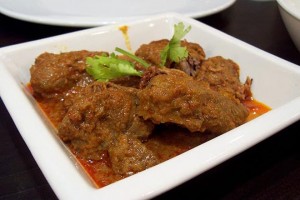Masakan padang mempunyai rasa yang kuat dan khas hasil dari racikan rempah-rempah alami. ketika mendengar padang atau minangkabau satu hal yang diingat adalah rending dan makanan lainnya yang sudah terkenal kelezatannya. Nah, berikut fakta tentang bumbu masakan Padang Di kota Padang atau Sumatera Barat pada umumnya penjual bumbu dan rempah untuk masakan padang di dominasi oleh warga keturunan India, masyarakat lokal biasa menyebutnya "bumbu urang kaliang"(bumbu orang yang berkulit hitam). Fakta ini bisa kita lihat di Pasar raya padang yang merupakan pusat ekonomi ranah minang, disetiap toko-toko yang menjual bumbu rempah masakan padang biasanya keturunan dari India, di toko bumbu tersebut kita bisa memesan bumbu untuk rendang,sate padang,soto padang dan masakan khas lainnya. Penjual bumbu keturunan ini meracik sendiri bumbu-bumbu tersebut sehingga sudah bisa langsung digunakan, racikan mereka sangat pas dan disukai oleh pengusaha rumah makan padang baik yang ada di Sumatera Barat maupun di daerah lainnya. Tidak hanya di pasar raya padang, penjual bumbu dan rempah di pasar-pasar tradisonal yang ada di sumbar juga didominasi warga keturunan India ini. RM Padang Datangkan bumbu langsung dari Padang Bumbu adalah kunci kelezatan masakan di rumah makan padang baik yang lokal maupun yang berada di pulau lainnya, untuk mempertahankan citra rasa minang, pengusaha rumah makan biasanya mendatangkan langsung bumbu langsung dari Padang, bumbu racikan "urang kaliang" inilah yang biasanya digunkan di banyak rumah makan padang yang berada di seluruh Indonesia. Racikan Bumbu Pada umumnya rasa dari racikan bumbu tersebut tidak jauh berbeda dengan bumbu tradisional dari minangkabau, seperti bumbu rendang yang disediakan di toko-toko tersebut, apabila kita memasak rendang dengan bumbu tersebut maka rasanya masih tetap sama dengan rendang yang dibuat dengan bumbu manual. Demikian pembahasan singkat tentang bumbu masakan padang yang menjadikannya makanan terlezat