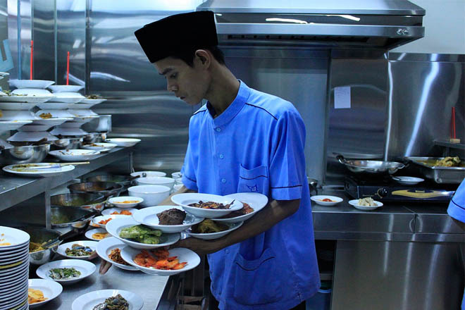“Skill” Unik dari Pelayan Restoran Padang