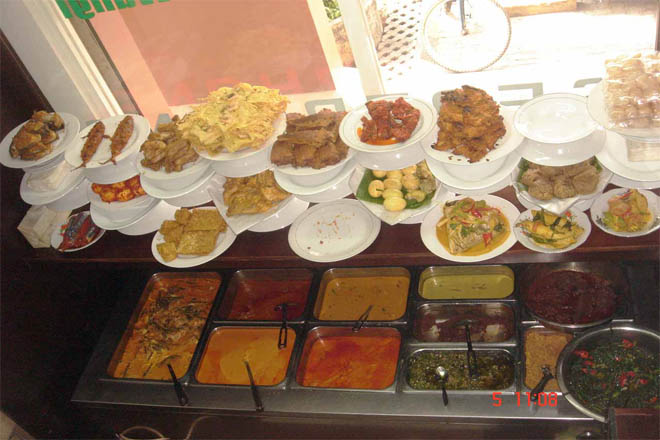 Ternyata Ini Alasan Kenapa Ada Cermin di Rumah Makan Padang