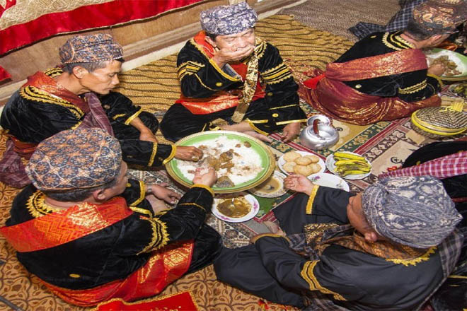 Manfaat Tradisi Makan Bajamba dari Tanah Minang