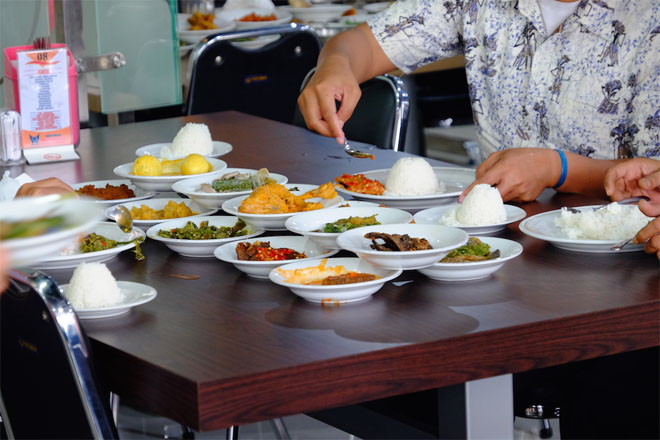 Nikmati Sensasi Makan Enak di Rumah Makan Padang Ala Orang Minang