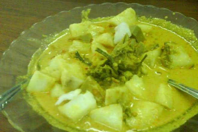 Katupek Gulai Paku Sabana Lamak & Beda Dari Lontong Lainnya