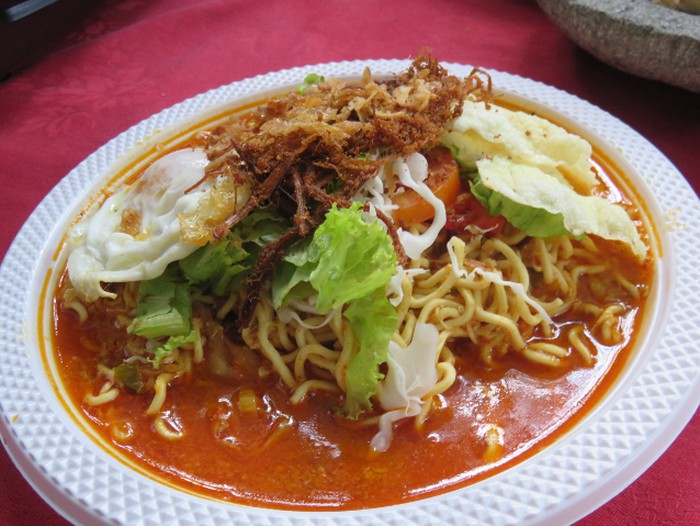 Seruput Nikmatnya Mie Rebus ala Padang yang Hangat & Pedas