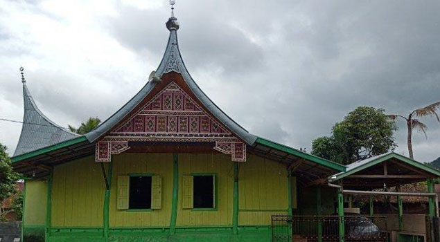 Berumur 1,5 Abad Surau Tarok Tetap Kokoh Dengan Pilar-pilar Kayunya