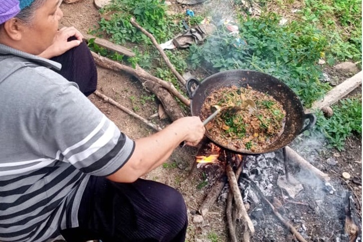 memasak rendang belalang