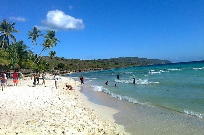 Yuk Berkunjung ke Pantai Carolina, Pasirnya Putih Lembut dan Udaranya Sangat Sejuk