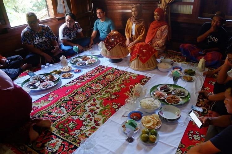 Serunya Berbalas Pantun dalam Tradisi Makan Bajamba