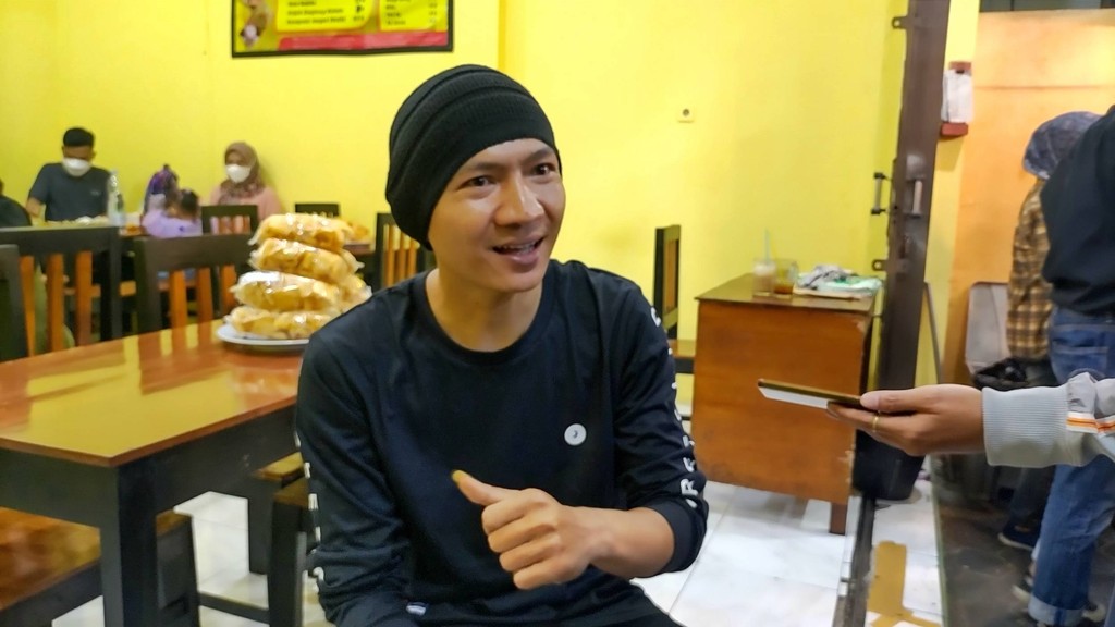 Sosok Penjual Sate Padang Viral karena Mirip Anji
