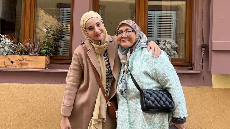Ibunda Zaskia Sungkar Buka Resto Padang di Belanda